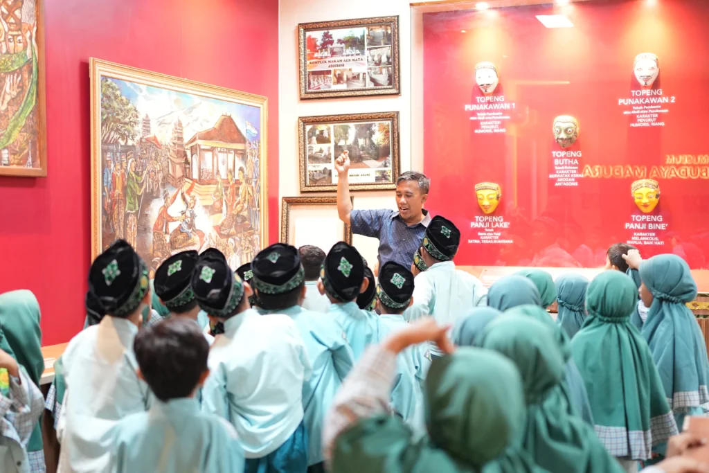 LPPM UTM Fasilitasi Outing Class SDIT Ulil Albab Kamal di Museum Budaya Madura Universitas Trunodjoyo Madura
