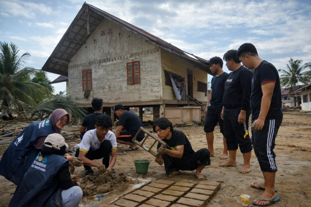 WUJUDKAN KAMPUS BERDAMPAK, TIM KKN UTM SULAP LUMPUR BANJIR ACEH UTARA JADI RIBUAN BATU BATA