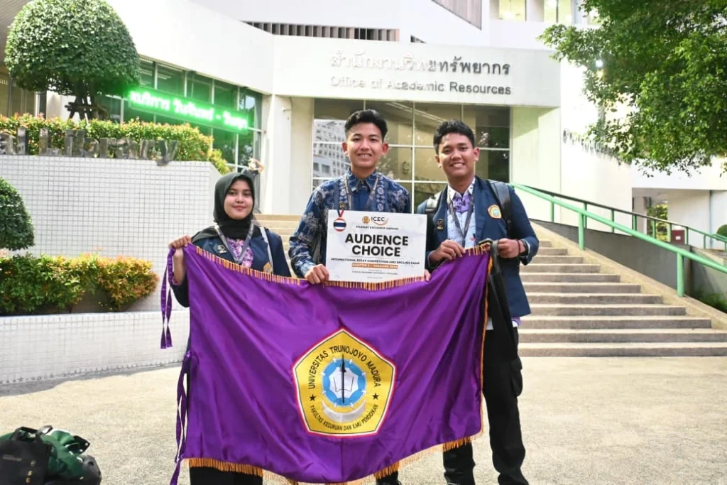 Tim FKIP Universitas Trunodjoyo Madura Raih The Best Audience Choice di Chulalongkorn University, Bangkok