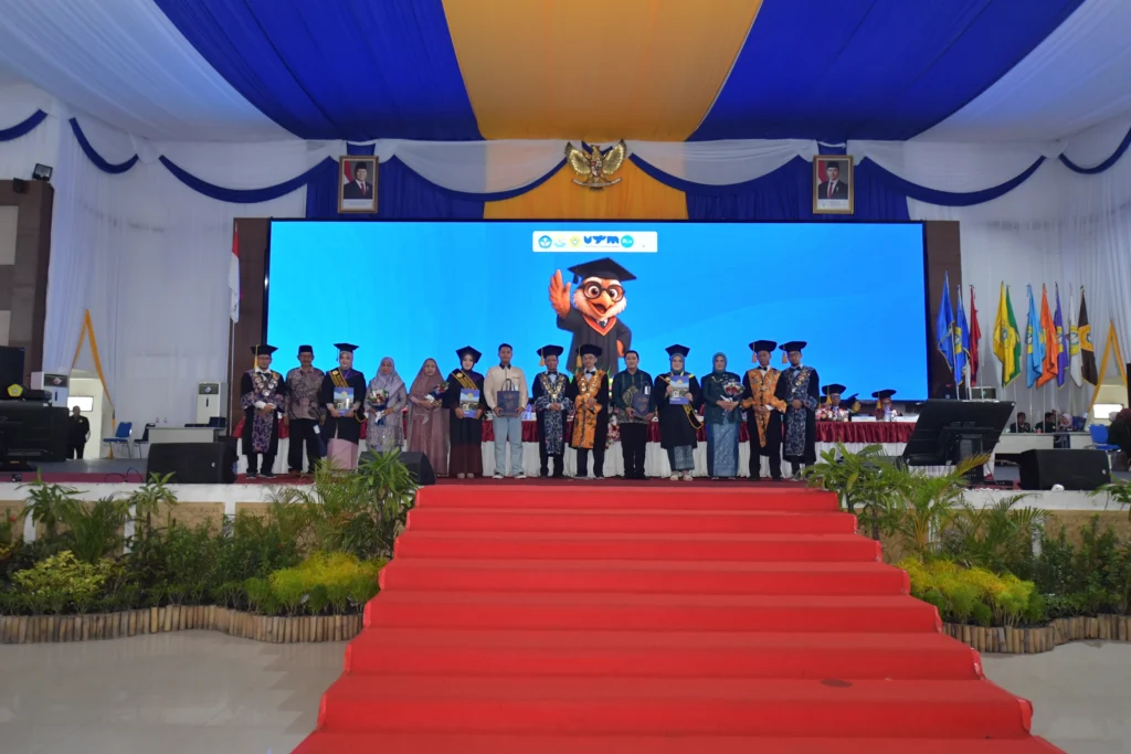 Wisuda ke-41 UTM: Rektor Sampaikan Pesan “Never Give Up” kepada 756 Lulusan