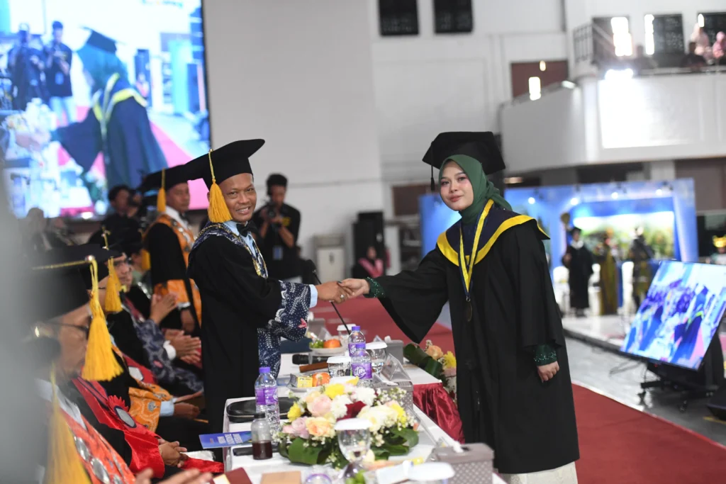 Wisuda XLII UTM Kukuhkan 1.005 Lulusan, Rektor Dorong Alumni Terus Berkontribusi bagi Almamater dan Masyarakat