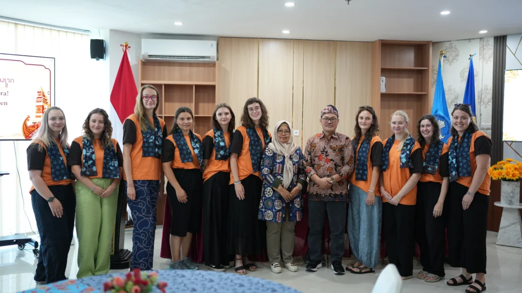 UTM Buka Cross Cultural Internship 2026, Mahasiswa Palacký University Ceko Antusias Kenali Budaya Madura
